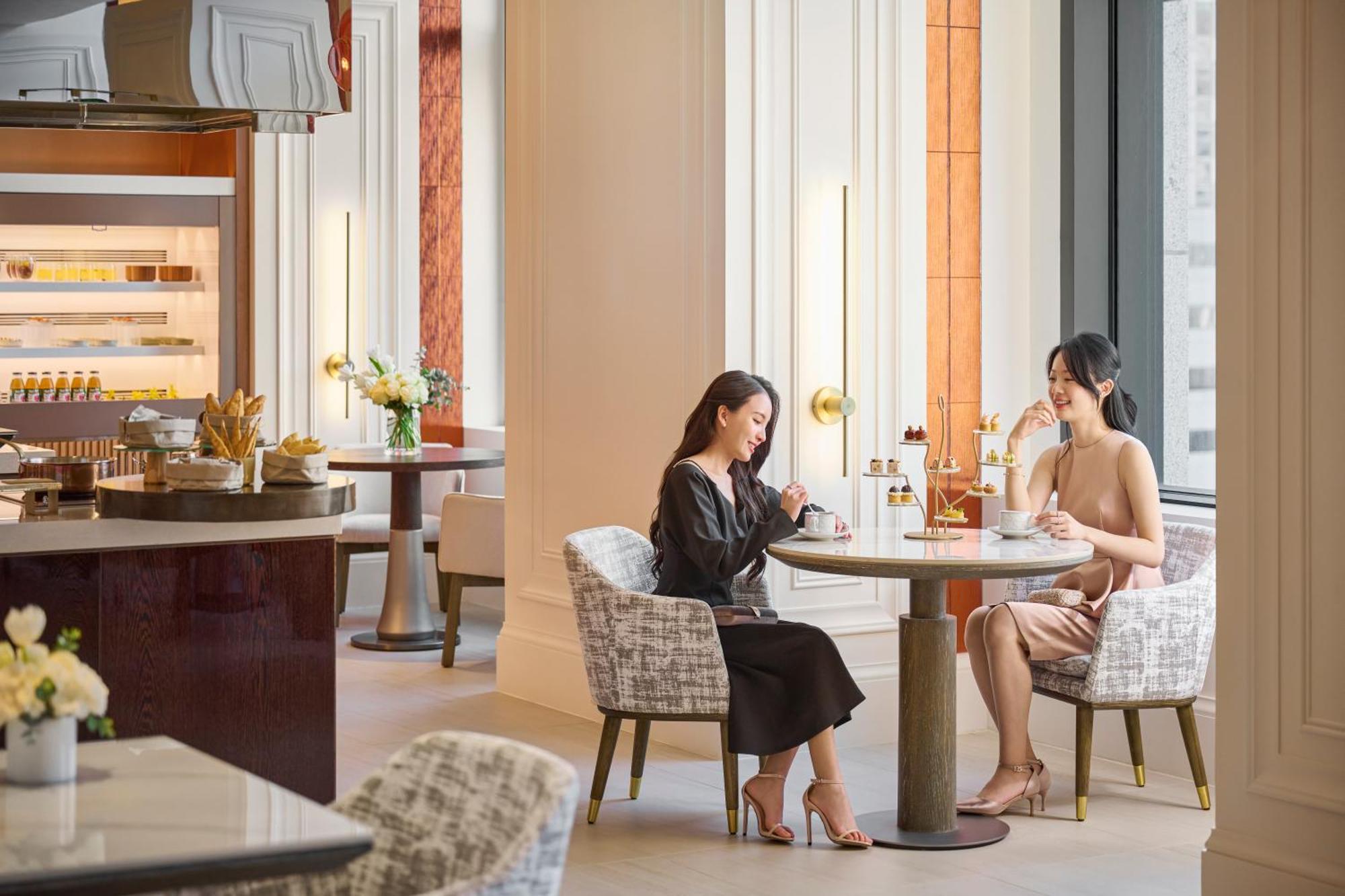 Intercontinental Kaohsiung By Ihg Hotel Exterior photo The Lounge at the Westin Hong Kong